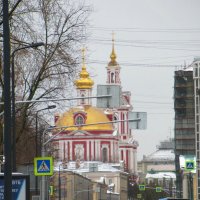 Церковь на оживленной улице :: Александр Чеботарь