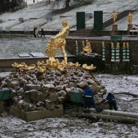 Подготовка фонтана к зимним холодам :: Танзиля Завьялова