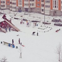 Снежный день во дворе :: Валерий Иванович