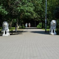 Батайск. Скульптуры львов в сквере Авиагородка. :: Пётр Чернега