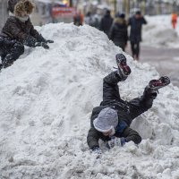 Зимние забавы городских детей :: Александр Степовой 