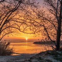 Восход над зимнем морем :: Константин Бобинский