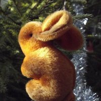 Вновь наступает Новый год — волшебный, добрый праздник. Пушистый кролик к нам идёт, милашка и проказ :: Freddy 97