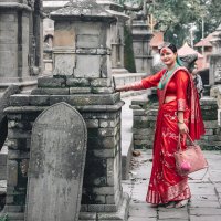 Indian woman in the temple :: Max Samadhi