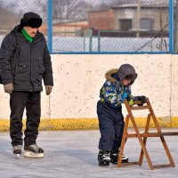Дедуля учит кататься на коньках ... :: Евгений Хвальчев