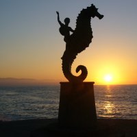 Там за морями, за горами  морская статуя "Морской конь" и "мальчик" :: Владимир Никольский (vla 8137)
