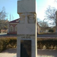 памятник военным медикам возле мед.академии :: Евгения Чередниченко