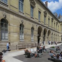 Во дворе национальной библиотеки Франции в Париже. Корпус Ришелье :: ИРЭН@ .