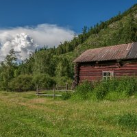 Одинокий домик в горах :: Юрий Никитенко