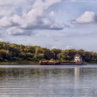 Река Ока и баржа :: Виталий Стасов