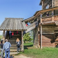 Крыльцо храма в Витославицах :: Стальбаум Юрий 