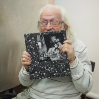 Николай Бахарев со своим альбомом фотографий :: Борис 