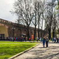 Вид участка Кремлёвской стены Великого Новгорода с внутренней территории Кремля :: Стальбаум Юрий 