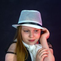 Девочка в белой шляпе. :: Андрей + Ирина Степановы