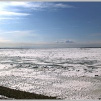 Река Амур под ледяным панцирем :: Владимир Попов