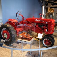 Один из первых дизельных тракторов с макетом зернового комбайна :: Яков Геллер