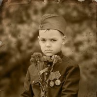 Мальчик в военной форме :: Евгений Николаев