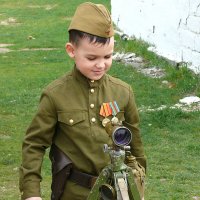 Мальчик в военной форме :: Евгений Николаев