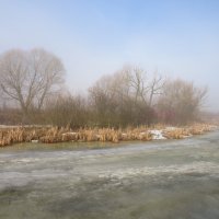 Туман над замёрзшей рекой :: Андрей Снегерёв