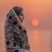 Индийская девушка. Закат на Арабском море. :: Lyudmyla Pokryshen