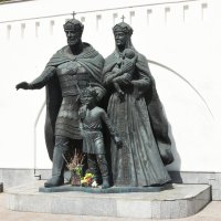 Памятник князю ДМИТРИЮ ДОНСКОМУ и супруге его святой благоверной Великой княгине ЕВДОКИИ. :: Наташа *****