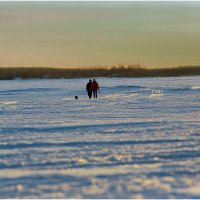 Прогулка по льду реки Онеги. :: Валентин Кузьмин