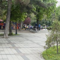 Детская площадка  в парке Тренёва :: Валентин Семчишин