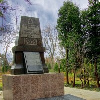 Братская могила в Ботаническом саду :: Сергей Карачин