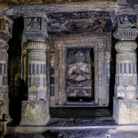 статуя Будды в вырезанном пещерном храме Аджанта :: Георгий А