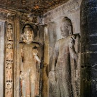 Гигантские скульптуры в пещерном храме Аджанта :: Георгий А