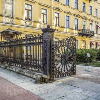 Литая ограда и створка ворот церковного сада Петри-Кирхи на Невском :: Стальбаум Юрий 