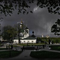 У сквера  Вишенка... :: Владимир Шошин