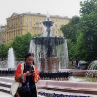 Девушка на Пушкинской площади. :: Татьяна Помогалова