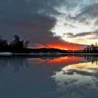 Догарал закат за озером...... :: Юрий Цыплятников