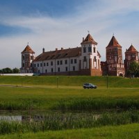 Мирский замок в жаркий денек :: M Marikfoto