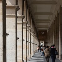 Галерея с колоннадой у Лувра. Париж. :: Евгений Поляков