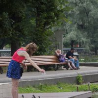Девушка кормит птиц в парке Горького :: Евгений Поляков