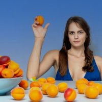 Девушка с абрикосами :: Александр Деревяшкин