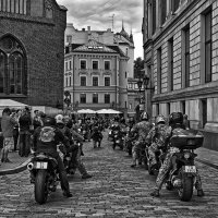 Мотоциклисты в городе :: Регина 