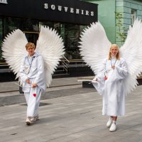 Ангелы по улочкам гуляют. :: Ирина Полунина