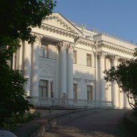 У дворца Елагина :: Сергей Беляев