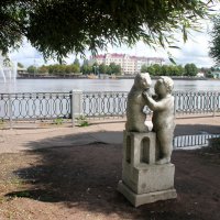 Скульптура "Мальчик с кошкой". :: Евгений Шафер