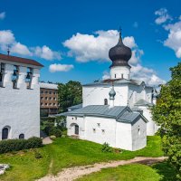 Храм Успения Пресвятой Богородицы с Пароменья и звонница XVI в :: Дмитрий Лупандин