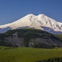 Утро с видом на Эльбрус :: Сергей Дабаев