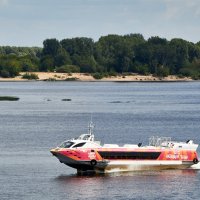 Скоростное судно "Валдай-45Р" на Волге :: Алексей Р.
