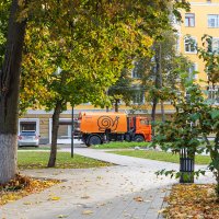 Чистка улиц города :: Александр Синдерёв