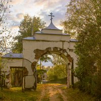 Входные ворота  на погосте :: Сергей Кочнев