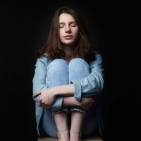 Портрет девушки на стуле :: Валерий Серёгин