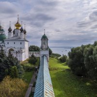 На берегу озера Неро :: Сергей Цветков