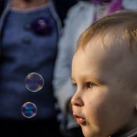 Мальчик любуется мыльными пузырями :: Роман Яшкин